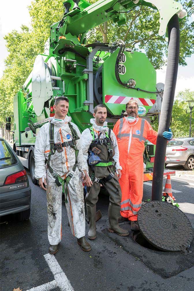 DuPont garments keep sanitation workers dry and safe